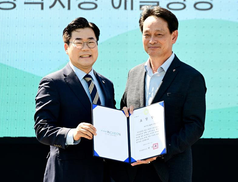 조기연 KG스틸 생산본부장 겸 인천공장장(오른쪽)이 '제7회 푸른하늘의 날' 기념행사에서 인천광역시장 표창을 수상했다. (사진=KG스틸)