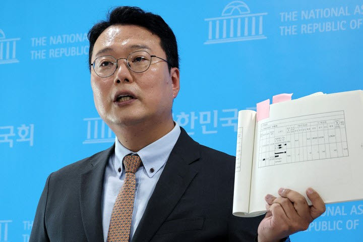 천하람 개혁신당 대표 권한대행 겸 원내대표가 7일 국회 소통관에서 기자회견을 열고 강신철 국방부 장관 후보자가 아들의 분당 양지마을 상가 매입 내역을 인사청문요청안에서 은폐했다는 의혹을 제기하고 있다. (사진=연합뉴스)