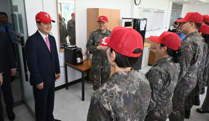 장동혁 국민의힘 대표가 7일 충북 청주시 상당구 공군사관학교를 방문해 자신이 교관으로 복무했던 군사훈련처에서 장병들과 대화를 나누고 있다. 94기 공군사관후보생인 장 대표는 지난 1995년부터 1998년까지 공사에서 복무한 뒤 중위 전역했다. (사진=연합뉴스)