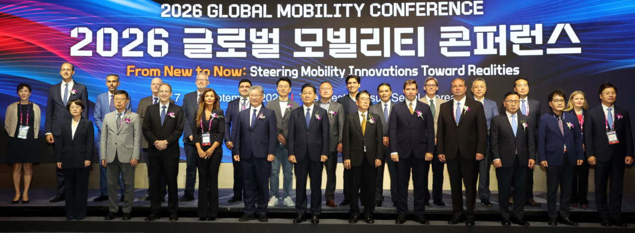7일 오전 서울 중구 웨스틴 조선 서울 호텔 그랜드 볼룸에서 열린 2026 글로벌 모빌리티 콘퍼런스에서 김용석 국토교통부 대도시권광역교통위원회 위원장을 비롯한 참석자들이 기념촬영을 하고 있다. (사진=뉴시스)