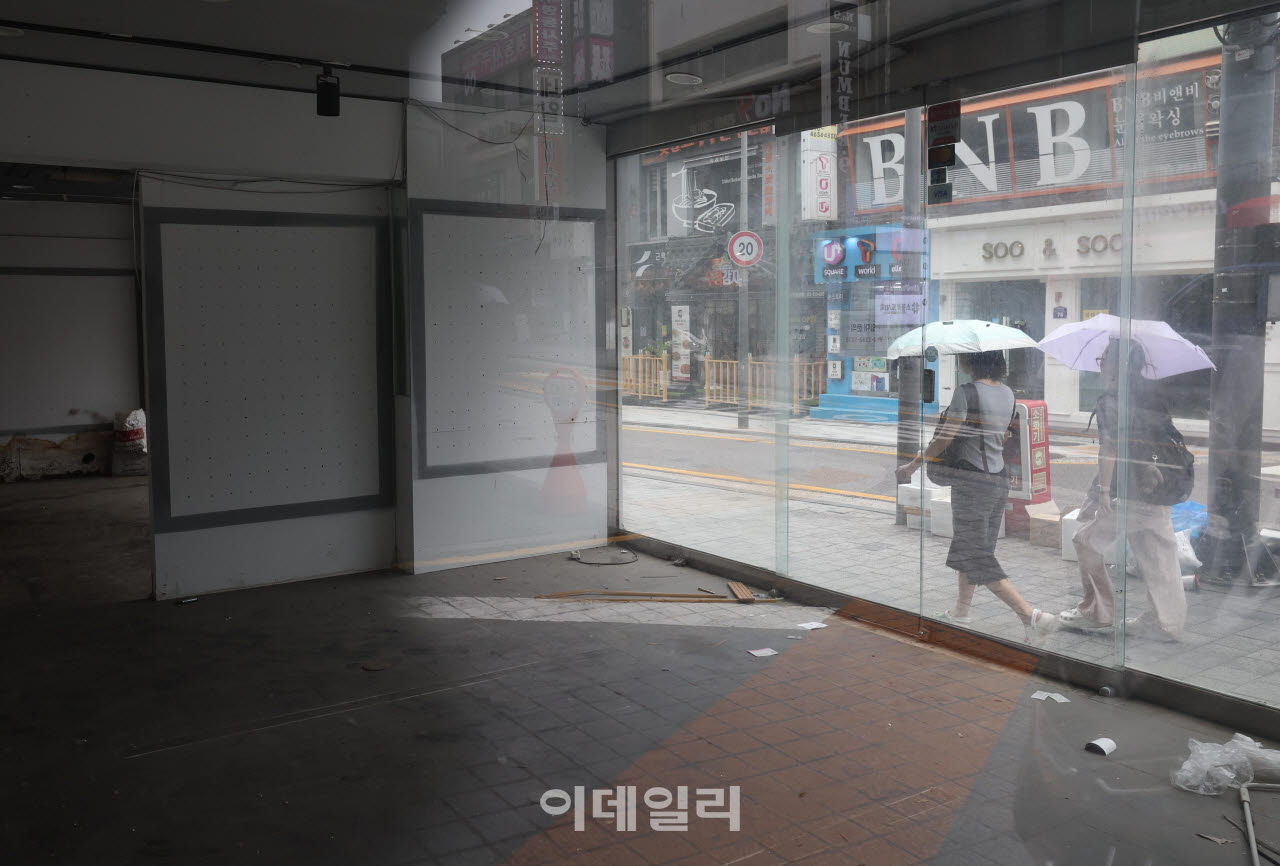 [이데일리 노진환 기자] 최근 자영업자의 폐업이 늘고 있는 가운데 서울 서대문구의 한 상가가 영업을 중단하고 있다.