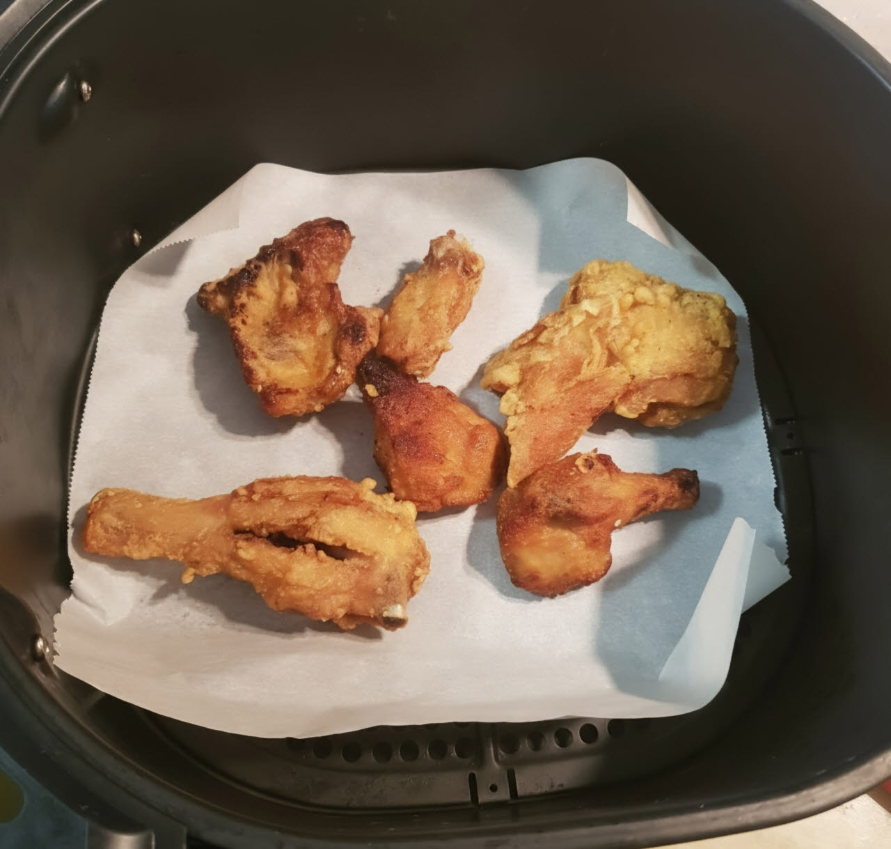에어프라이어로 데운 치킨. (사진=김지우 기자)