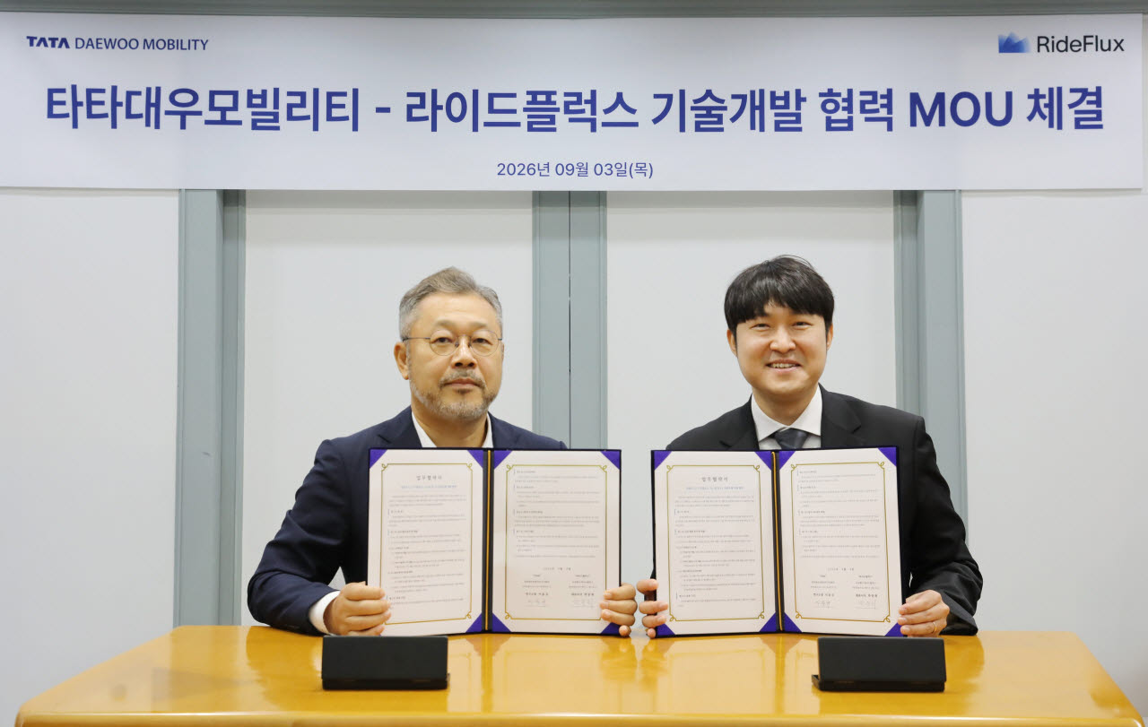 이윤규(오른쪽부터) 타타대우모빌리티 연구소장과 박중희 라이드플럭스 대표가 지난 3일 전북 군산 타타대우모빌리티 본사에서 '상용차 레벨2+ 주행보조 시스템 개발 및 레벨4 자율주행 사업화 협력을 위한 업무협약(MOU) 후 기념촬영하고 있다. (사진=타타대우모빌리티)