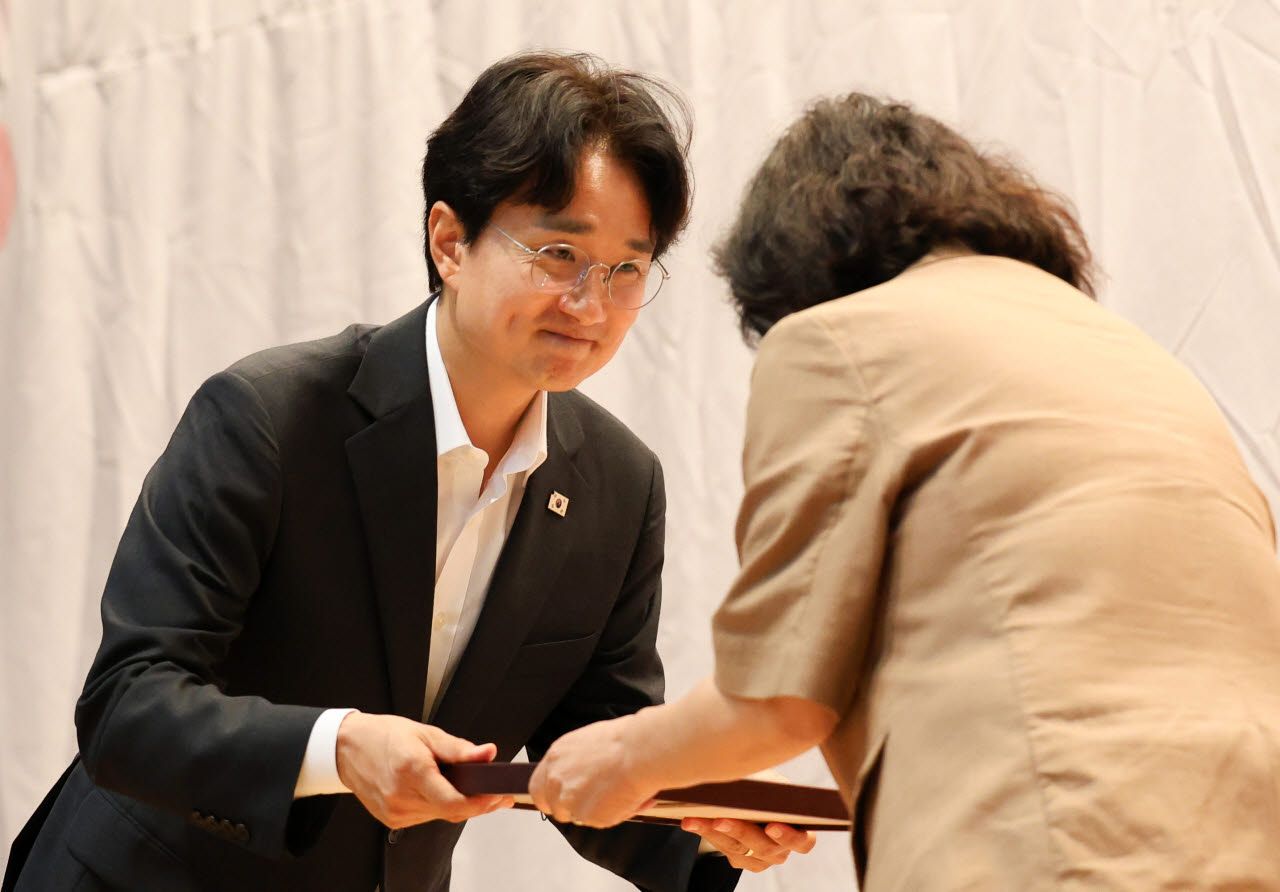 서준오(왼쪽) 노원구청장이 7일 사회복지의날 기념식에서 사회복지 유공장에게 표창을 수여하고 있다. (사진=노원구)