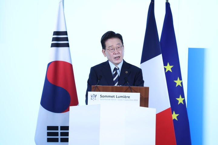 이재명 대통령이 7일(현지시간) 프랑스 남부 생폴드방스 매그 재단에서 열린 국제 영화·영상 정상회의 '뤼미에르 서밋'에서 개막연설을 하고 있다.(사진=연합뉴스)