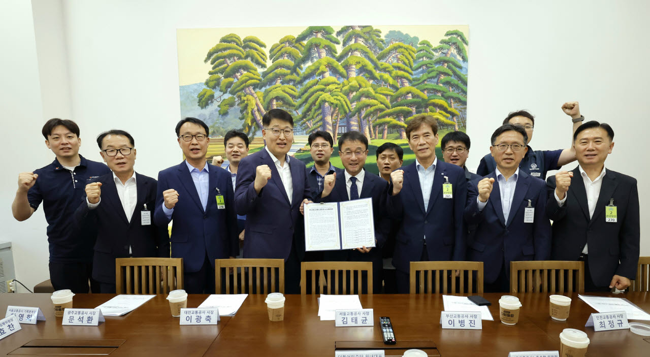 전국 6개 도시철도 기관 노사가 한병도 민주당 원내대표와 간담회를 갖고 기념사진을 촬영하고 있다.(사진=서울교통공사)