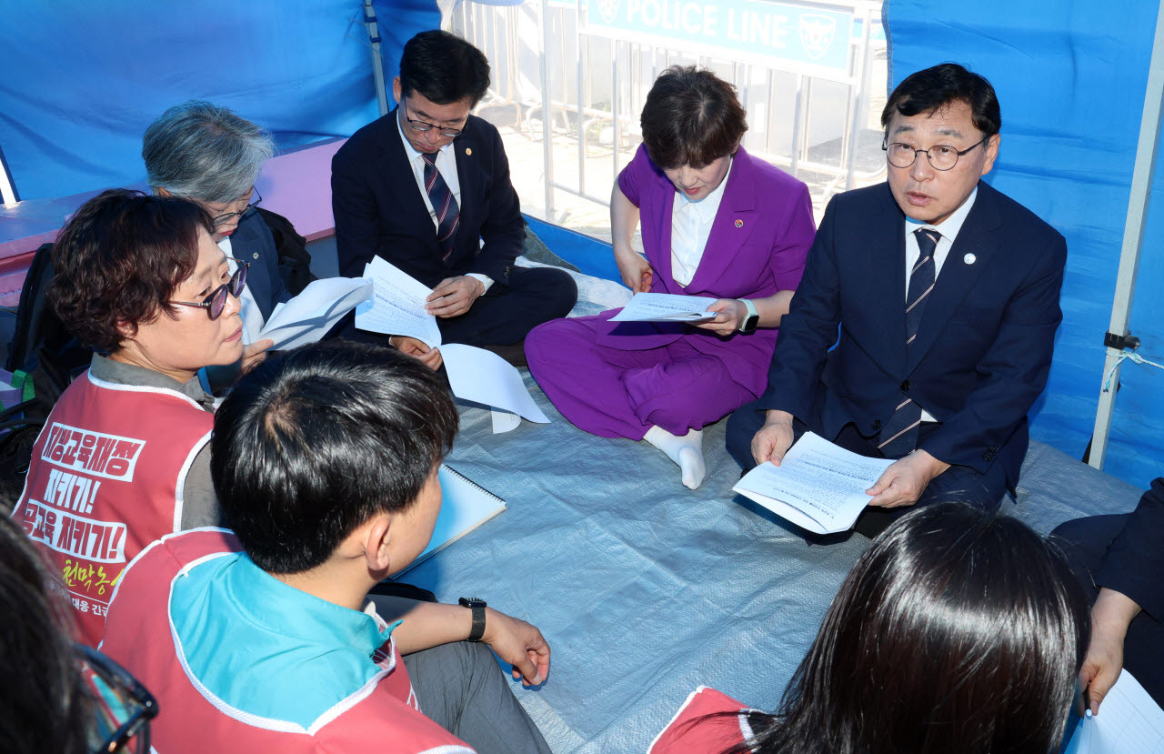 정근식(오른쪽) 서울시 교육감이 7일 서울 여의도 국회 앞에 마련된 '2026년 지방교육재정교부금 개편 대응 긴급행동'(긴급행동) 천막농성을 찾아 관계자들과 대화를 하고 있다. (사진=뉴시스)