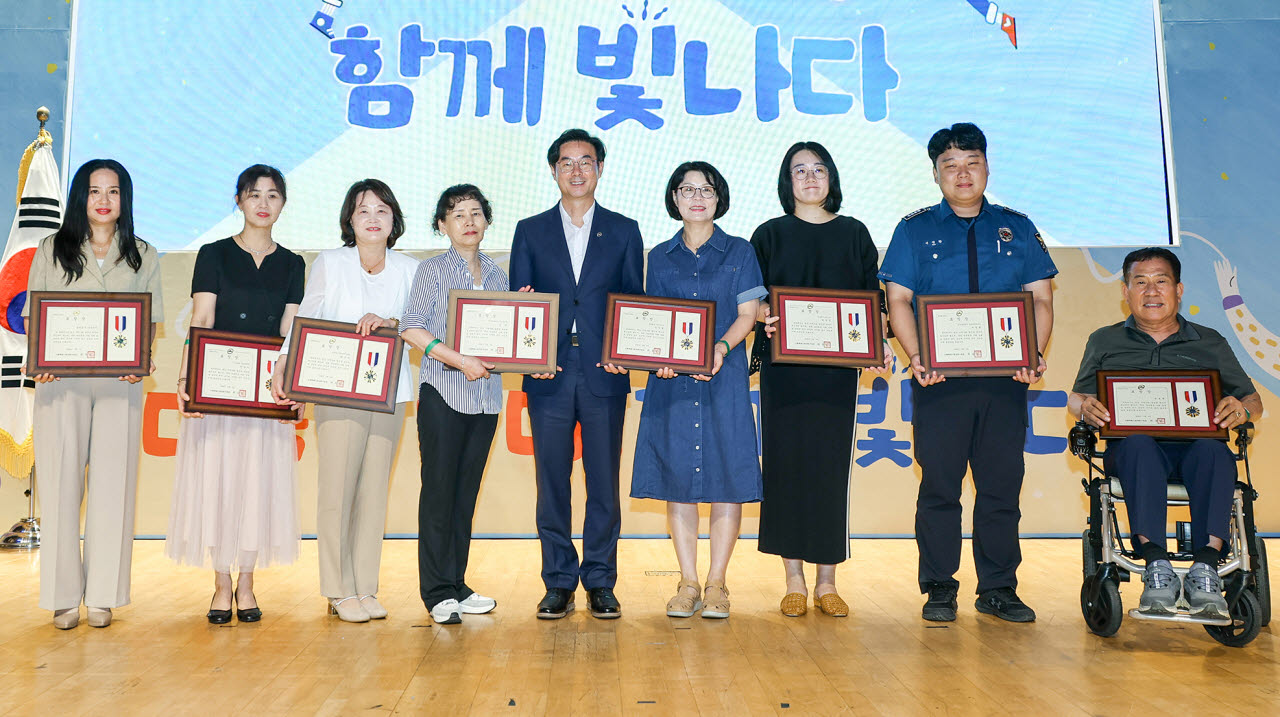 최동민(가운데) 동대문구청장이 양성평등주간 기념행사에서 유공자 표창을 수여하고 기념촬영을 하고 있다.