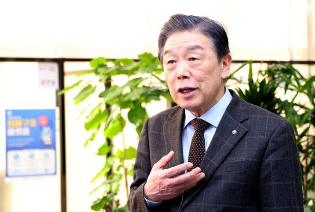 지난 2월 김형석 당시 독립기념관장이 정부세종청사 국가보훈부에서 열린 해임 절차 청문회를 마친 뒤 회의장을 나온 뒤 취재진에게 입장문을 발표하고 있다. (사진=뉴스1)