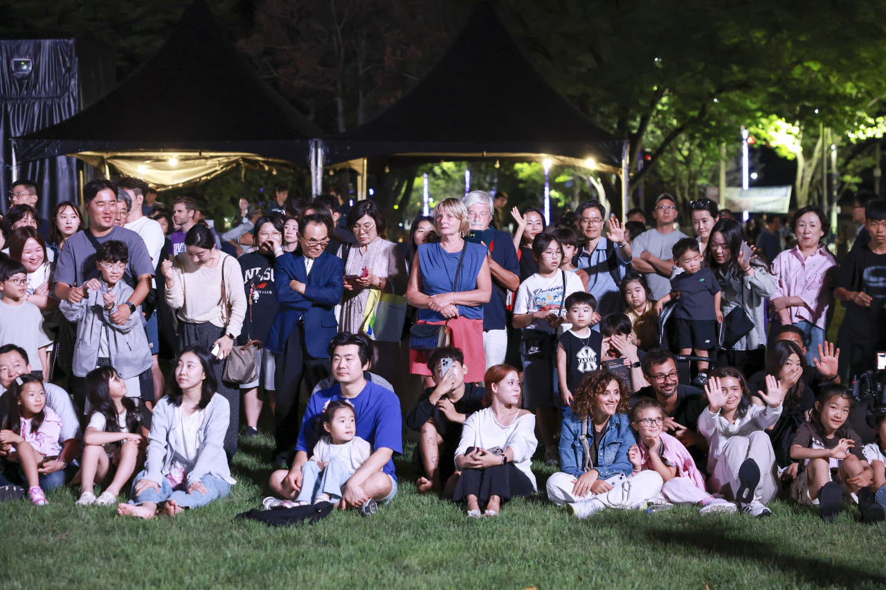 ‘2026 국가유산 미디어아트 경주 대릉원’을 찾은 시민과 관광객들이 개막 공연을 관람하고 있다.(사진=경주시)