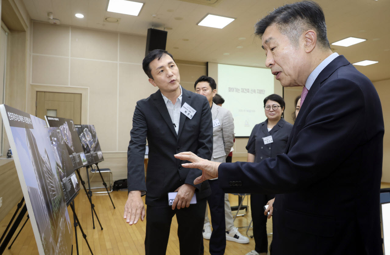 전성수(오른쪽) 서초구청장이 잠원동주민센터에서 공동주택 리모델링 조합을 대상으로 열린 ‘찾아가는 재건축 신속 지원단’ 간담회에서 반포푸르지오 리모델링 사업 현황을 청취하고 있다. (사진=서초구)