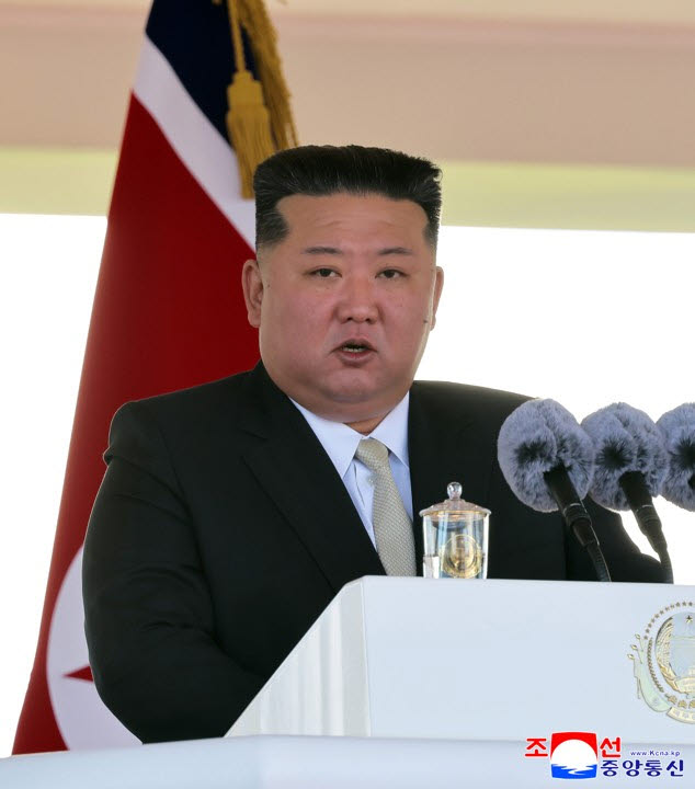 김정은 북한 국무위원장이 지난 6일 원산항에서 열린 구축함 강건호 취역기념식에 참석해 연설했다고 조선중앙통신이 7일 보도했다. [조선중앙통신=연합뉴스 제공]