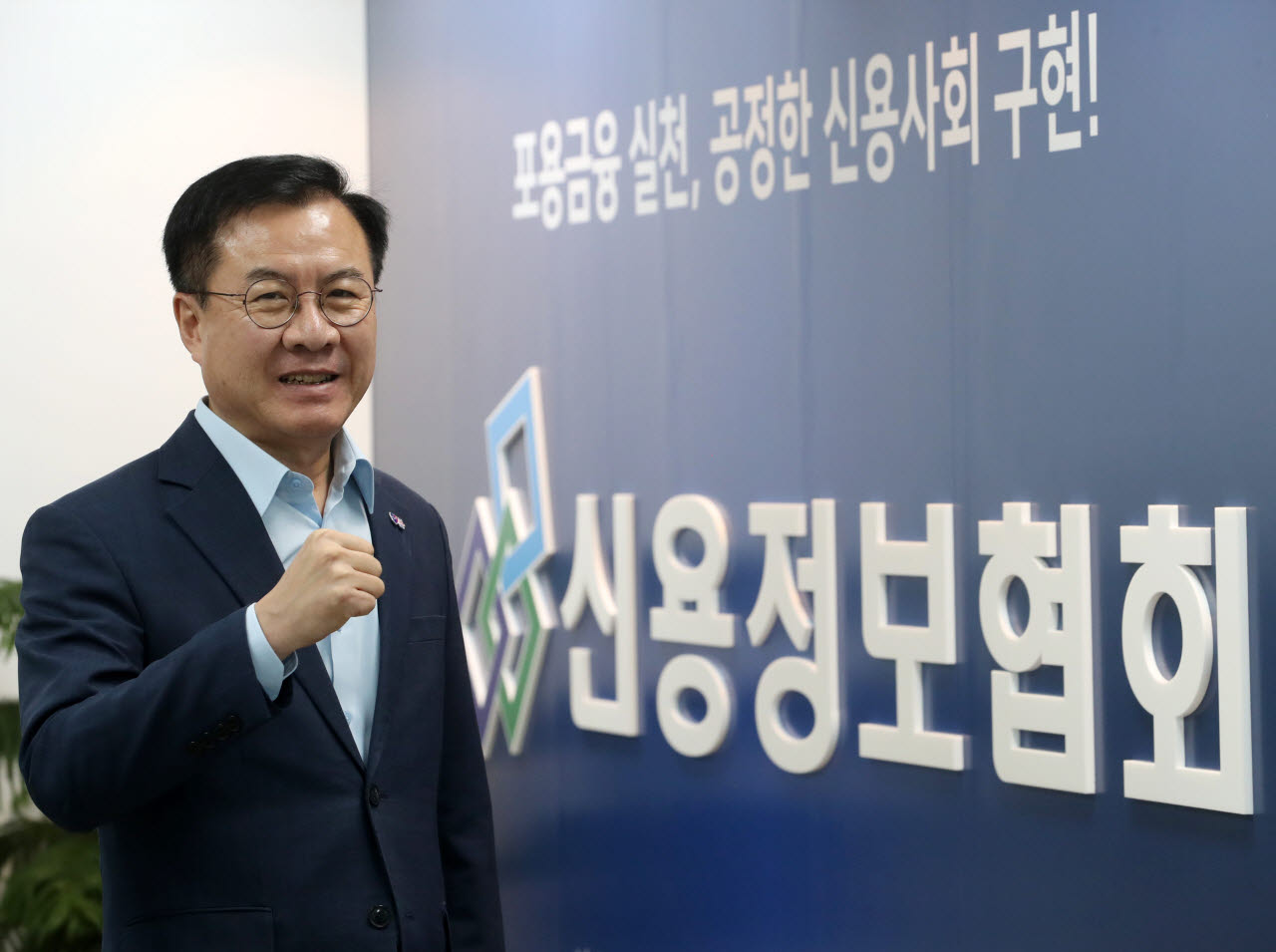 윤영덕 신용정보협회장이 지난달 12일 서울 영등포구 신용정보협회 사무실에서 이데일리와 인터뷰하기 전 사진을 찍고 있다.(사진=김태형 기자)