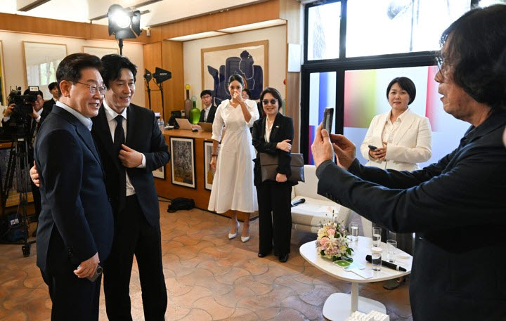 이재명 대통령이 7일 프랑스 남부 생폴드방스 마그 재단에서 열린 국제 영화·영상 정상회의 '뤼미에르 서밋'에서 한국 영화인들과 간담회 후 배우 설경구와 기념촬영을 하고 있다. 촬영은 이창동 감독 (사진=연합뉴스)