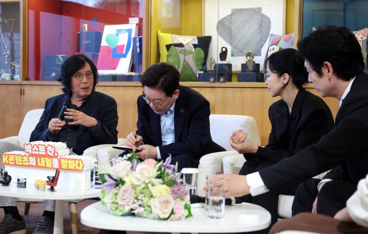 이재명 대통령이 7일 프랑스 남부 생폴드방스 마그 재단에서 국제 영화·영상 정상회의 '뤼미에르 서밋' 개막식 후 열린 영화인과의 대화에서 이창동 감독의 정책 제안을 메모하고 있다 (사진=연합뉴스)