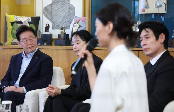 이재명 대통령이 7일 프랑스 남부 생폴드방스 마그 재단에서 국제 영화·영상 정상회의 '뤼미에르 서밋' 개막식 후 열린 영화인과의 대화에서 배우 김도연의 발언을 듣고 있다 (사진=연합뉴스)
