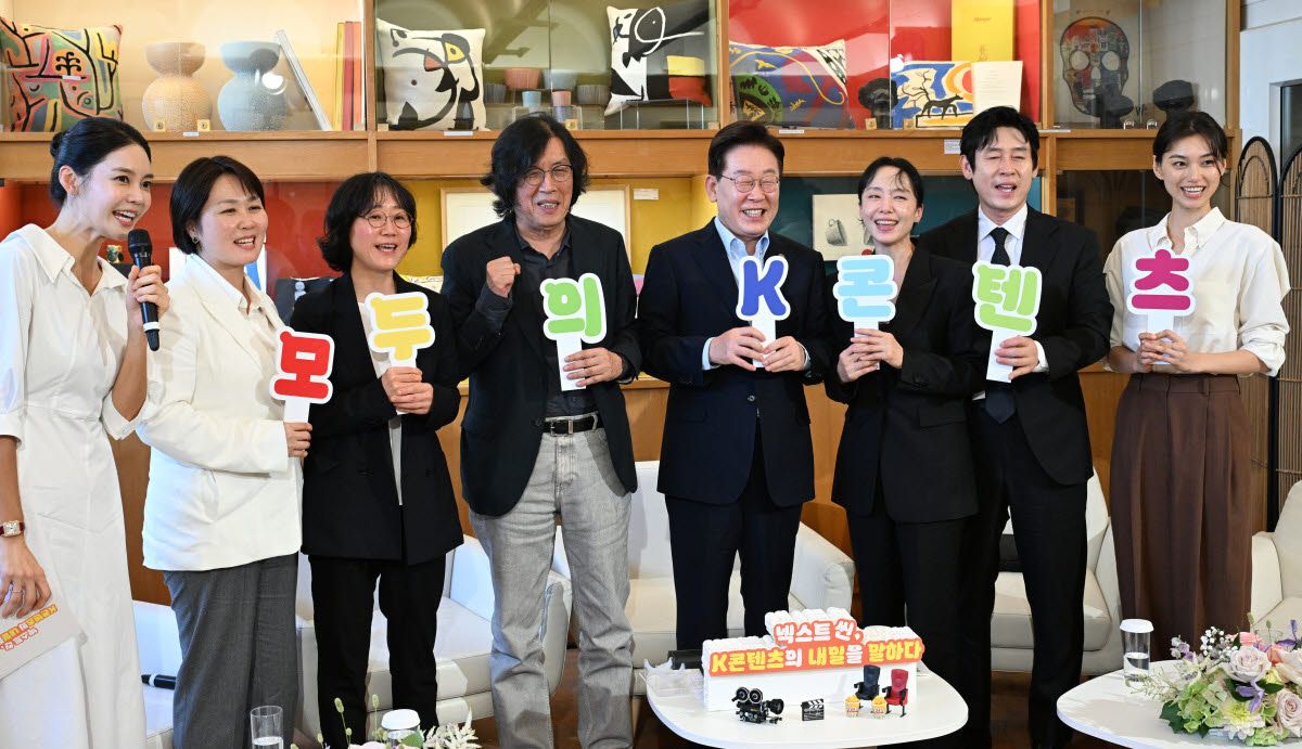 이재명 대통령이 7일 프랑스 남부 생폴드방스 마그 재단에서 국제 영화·영상 정상회의 '뤼미에르 서밋' 개막식 후 열린 영화인과의 대화에서 손팻말을 들고 기념촬영을 하고 있다 (사진=연합뉴스)