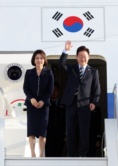 뤼미에르 서밋 일정을 마친 이재명 대통령과 김혜경 여사가 7일(현지시간) 프랑스 니스 코트다쥐르 공항에서 다음 목적지인 파리로 떠나는 공군 1호기에 올라 환송객에게 인사하고 있다.(사진=연합뉴스)