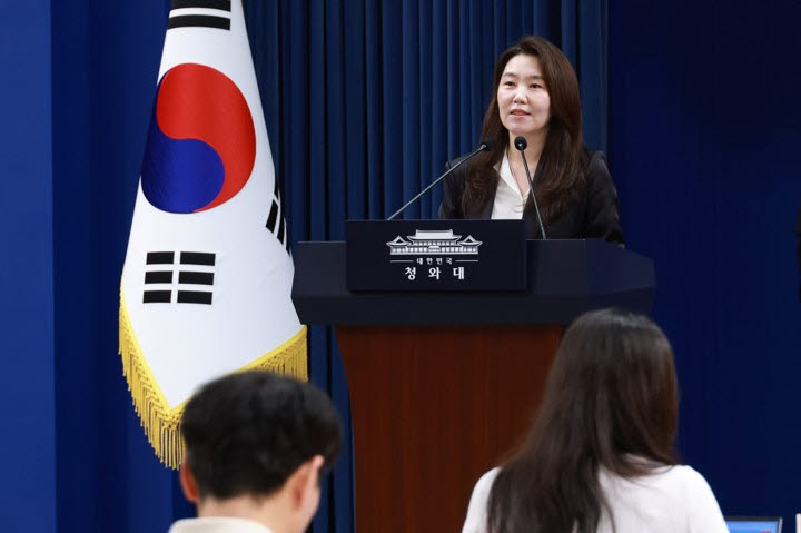 강유정 수석대변인이 1일 청와대 기자회견장에서 김용범 정책실장 사퇴 관련 브리핑을 하고 있다.(사진=연합뉴스)