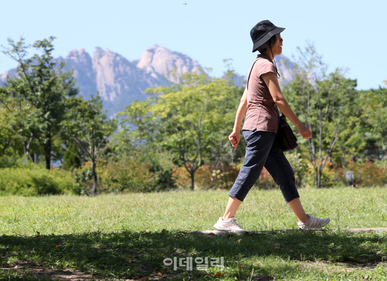 절기상 백로인 7일 서울 북서울꿈의숲에서 시민들이 산책을 하고 있다. 이날 오전엔 초가을의 선선한 날씨를 보였으나 한낮엔 뜨거운 햇볕이 내래쬐고 있어 큰 일교차를 나타내고 있다.(사진=김태형 기자)