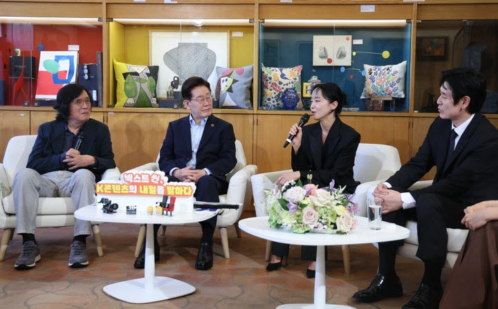 이재명 대통령이 7일(현지시간) 프랑스 남부 생폴드방스 마그 재단에서 국제 영화·영상 정상회의 '뤼미에르 서밋' 개막식 후 열린 영화인과의 대화에서 배우 전도연 씨의 발언을 듣고 있다.(사진=연합뉴스)