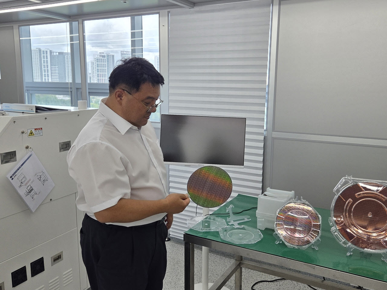 노성동 반도체시스템제어과 학과장이 웨이퍼를 들고 학생들에게 설명하고 있다.(사진=조민정 기자)