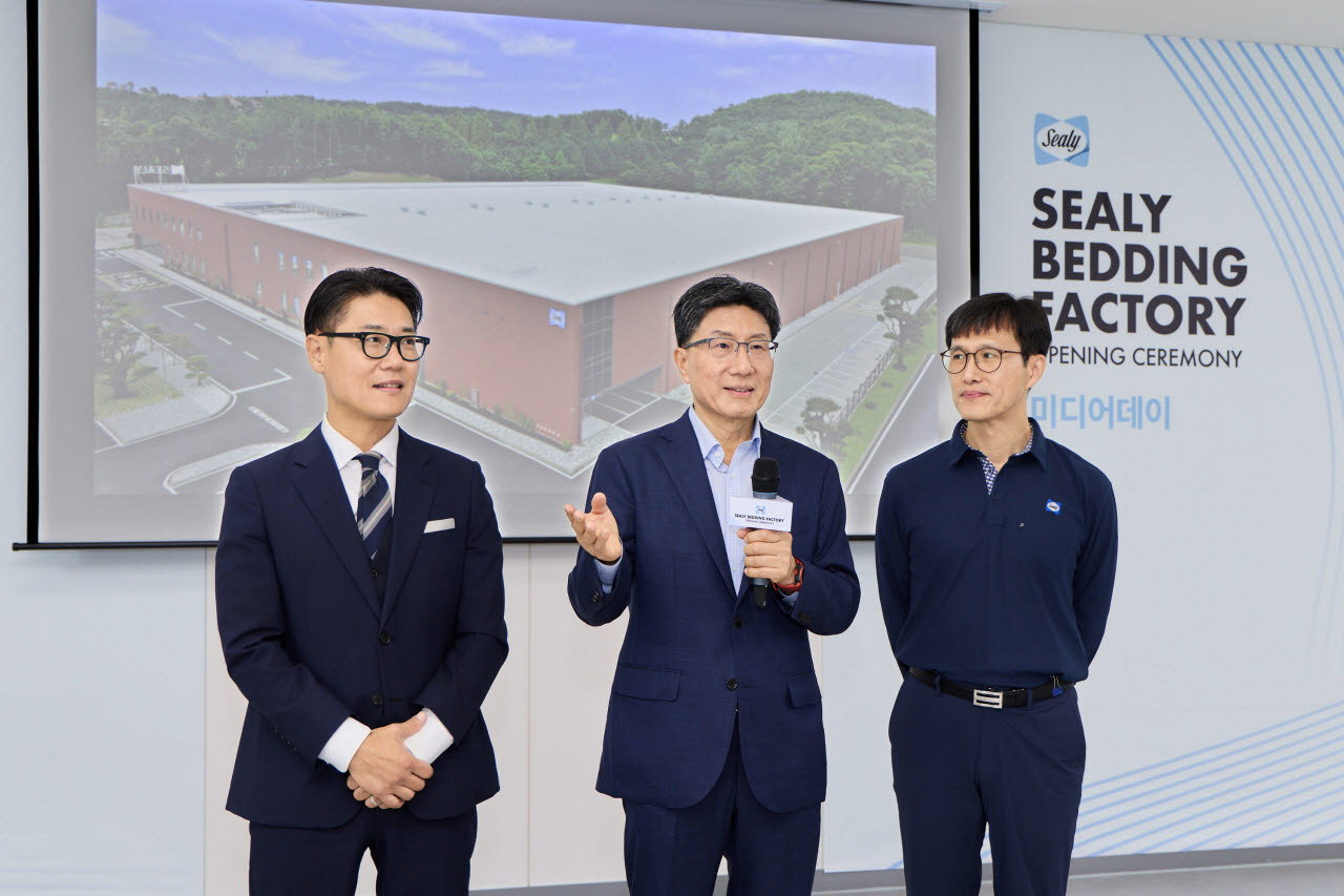 김정민 마케팅 상무, 윤종효 대표, 유동완 공장장(왼쪽부터)이 기자간담회에서 질의응답을 진행하고 있다. (사진=씰리코리아컴퍼니)