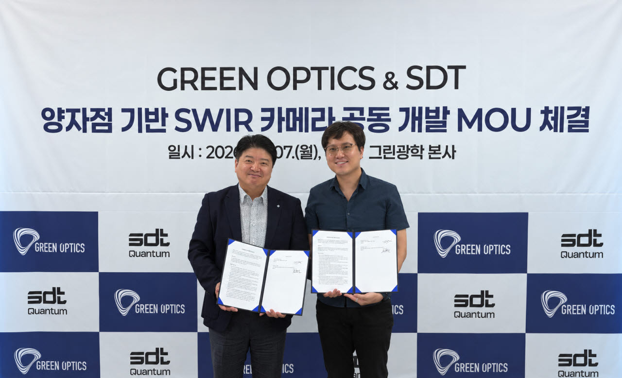 지난 7일 그린광학 본사에서 열린 업무협약식에서 조현일 그린광학 대표(왼쪽)와 윤지원 SDT 대표(오른쪽)가 기념촬영을 하고 있다.(사진=SDT)
