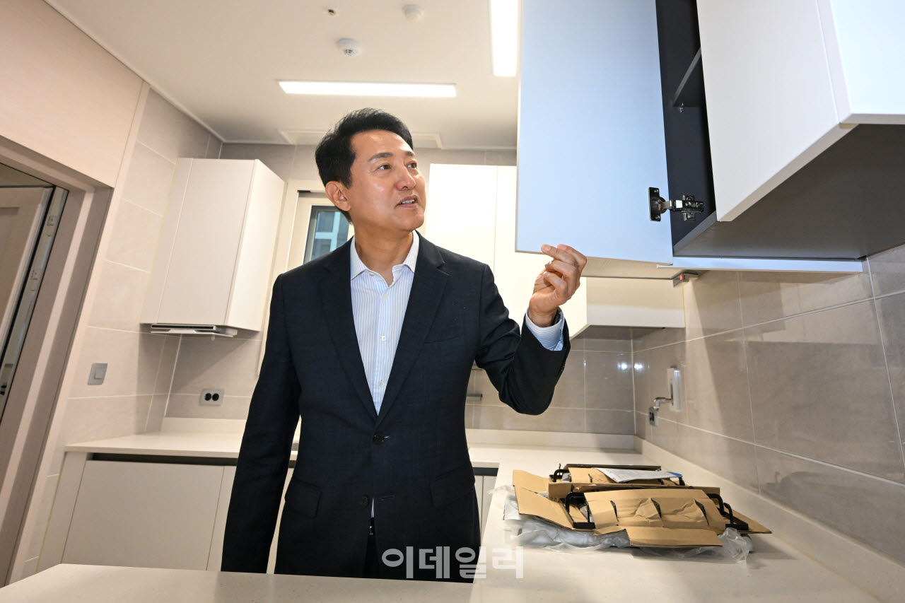 오세훈 서울시장이 지난 1일 서울 송파구 신천동 잠실르엘 미리내집을 방문해 주거시설을 점검하고 주택 공실을 둘러보고 있다. (사진=이영훈 기자)