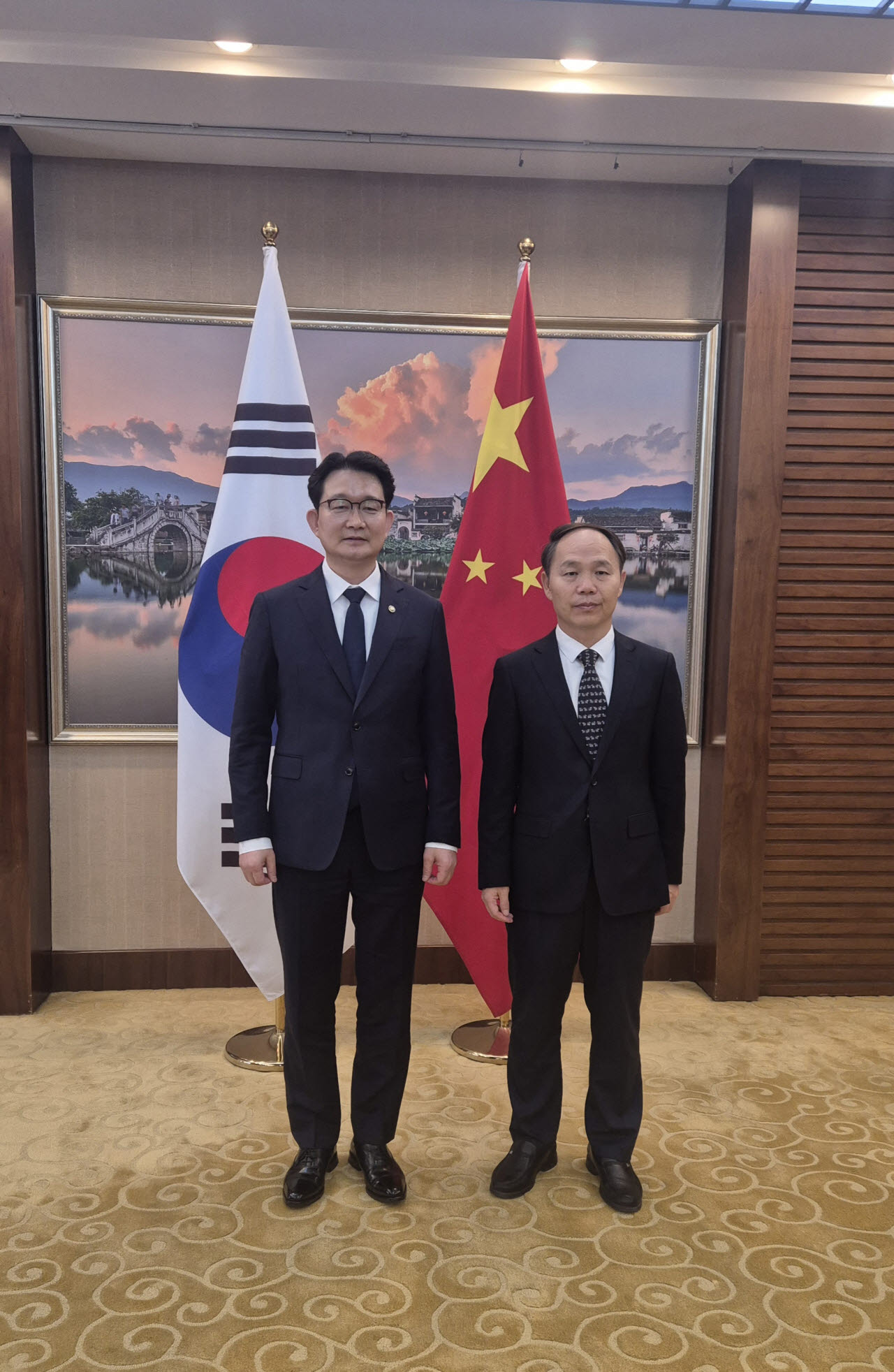 김종구(왼쪽) 농림축산식품부 차관이 7일 중국 베이징에서 장즈리 중국 농업농촌부 부부장과 스마트농업 기술 및 가축방역 분야 협력 방안을 논의한 뒤 기념촬영을 하고 있다. (사진=농림축산식품부)