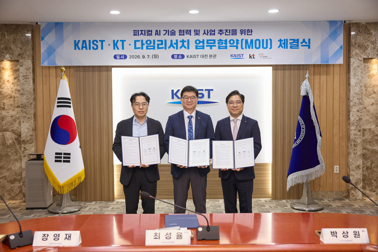 (오른쪽부터) KT AX사업부문장 박상원 전무, KAIST 최성율 연구부총장, 다임리서치 장영재 대표가 업무 협약을 체결한 후 기념사진을 촬영하는 모습. 사진=KT