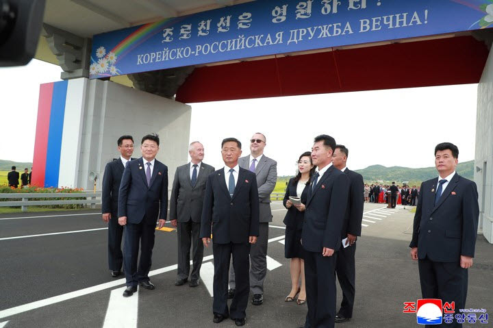 조선중앙통신은 북러 국경도시인 북한 라선시와 러시아 하산을 연결하는 두만강 자동차다리가 성과적으로 완공되어 준공을 했다고 8일 보도했다. [조선중앙통신=연합뉴스 제공]