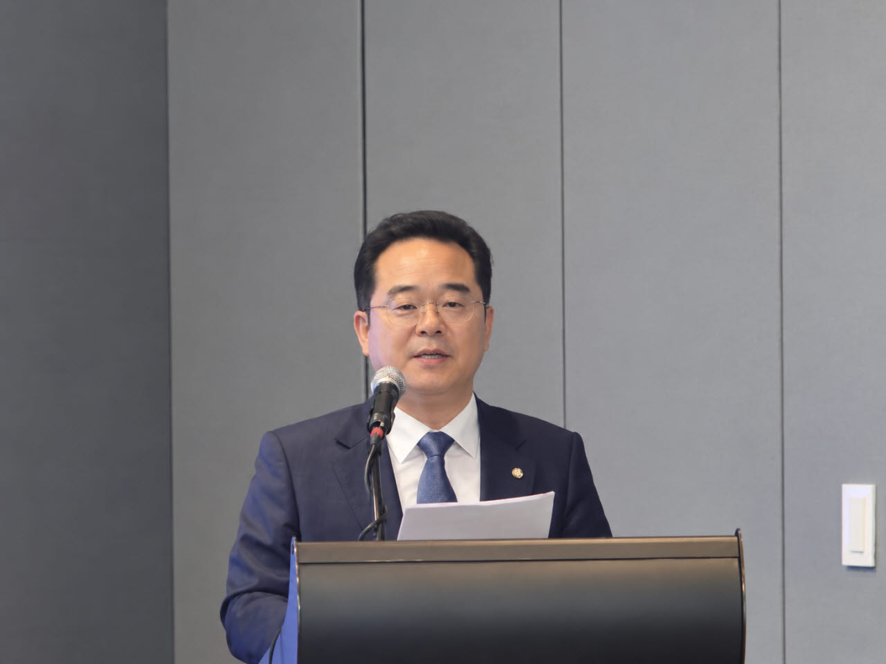 국회 정무위원회 소속 민병덕 더불어민주당 정책위원회 수석부의장이 8일 서울 여의도 글래드호텔에서 열린 이더리움 코리아 정책세미나에서 축사를 하고 있다. (사진=서민지 기자)