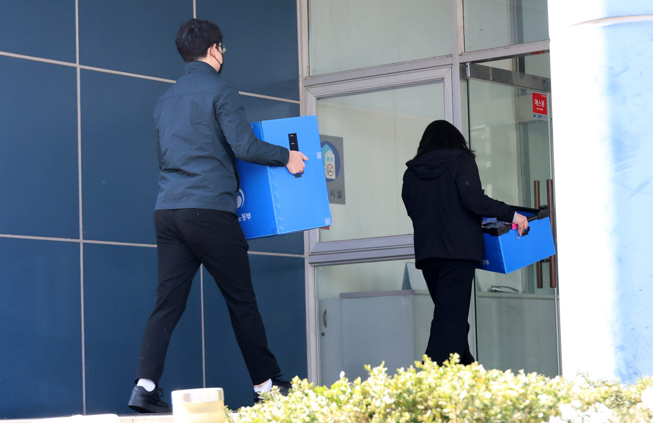 3월 23일 오전 대전지방고용노동청 관계자들이 대전 대덕구 안전공업 본사를 압수수색 하기 위해 들어가고 있다. (사진=연합뉴스)