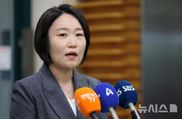 이소영 중소벤처기업부 장관 후보자가 8일 서울 여의도 소상공인연합회를 찾아 차담회를 한 뒤 브리핑을 하고 있다. (사진=뉴시스)