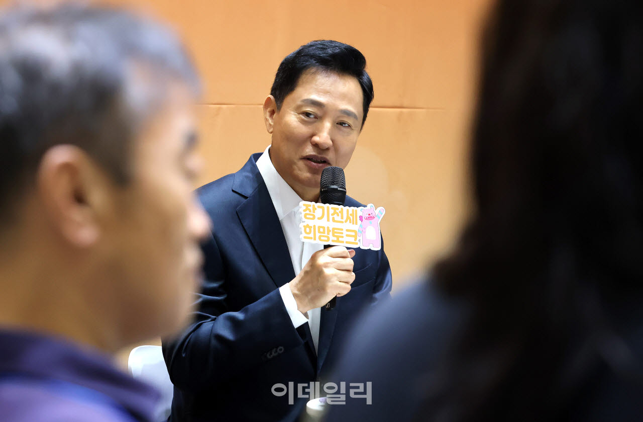 오세훈 서울시장이 8일 오전 서울시 중구 서울시청 대회의실에서 열린 '장기전세주택에서 차곡차곡 내 집 마련, 주거사다리 희망토크'에서 인사말을 하고 있다. (사진=방인권 기자)