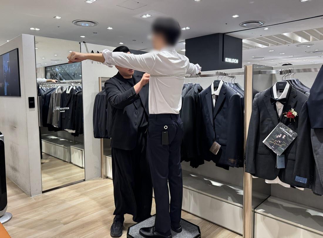 조명성 앤드지 핏마스터가 기자의 가슴둘레를 측정하고 있다. (사진=한전진 기자)