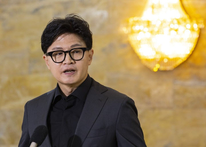 한동훈 무소속 의원이 8일 국회 본회의를 향하다 취재진과 만나 김승원 법무부 장관 후보자의 '신약 청탁 의혹'과 관련한 입장을 밝히고 있다. (사진=연합뉴스)
