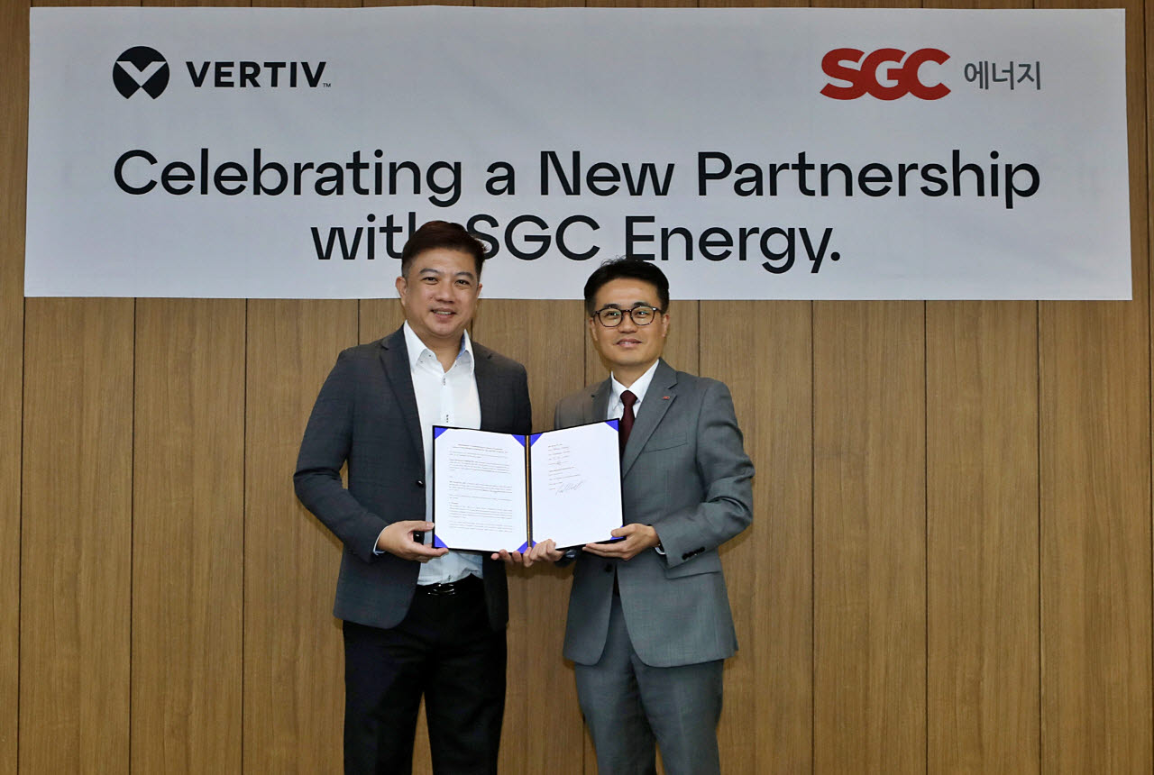 황세훈 SGC에너지 상무(오른쪽)와 조던 코 버티브 아시아 엔터프라이즈 세일즈 및 이머징 마켓 담당 시니어 디렉터(왼쪽)가 AI 데이터센터 사업에 대한 MOU 체결 후 기념촬영을 하고 있다. (사진=SGC에너지)