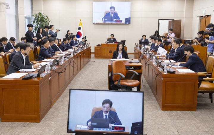 국회 재정경제기획위원회 위원장인 더불어민주당 조승래 의원과 여야 재경위원들의 8일 국회에서 열린 전체 회의에서 이형일 부총리 겸 재정경제부장관 후보자 인사청문요청안을 심사하고 있다.(사진=연합뉴스)