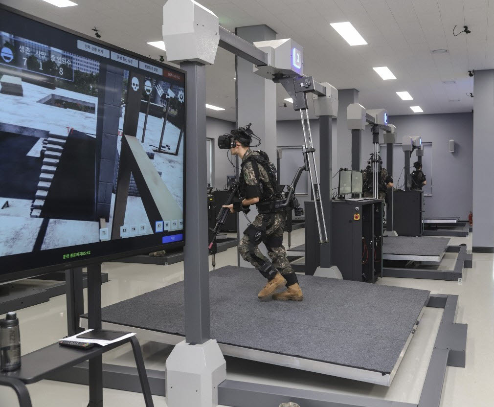 육군사관학교의 VR 기반 실감형 전술훈련 모습. (사진=ETRI·육사)