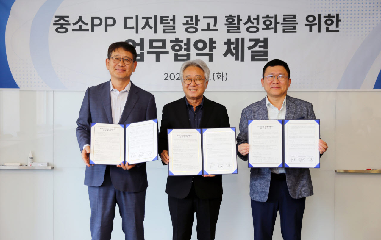 (왼쪽부터) 한국방송채널사용사업협회 안승현 회장, 한국케이블TV방송협회 PP협의회 박성호 회장, 한국방송채널진흥협회 백승일 회장이 기념촬영을 하고 있다(사진=한국케이블TV방송협회)
