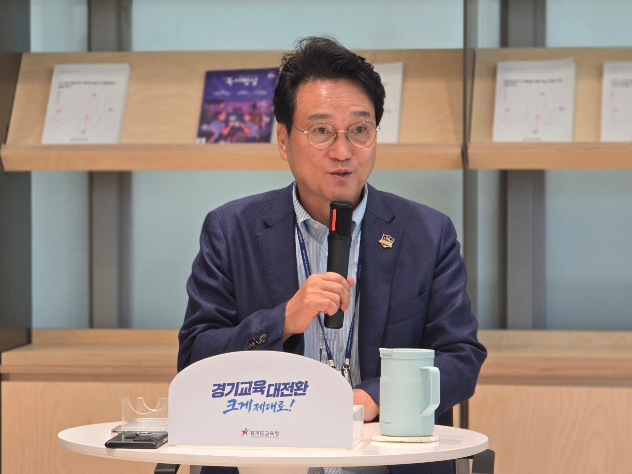 안민석 경기도교육감이 8일 경기도교육청 출입기자단 간담회에서 다음날 예정된 벽깨기 협약식에 대해 설명하고 있다.(사진=황영민 기자)