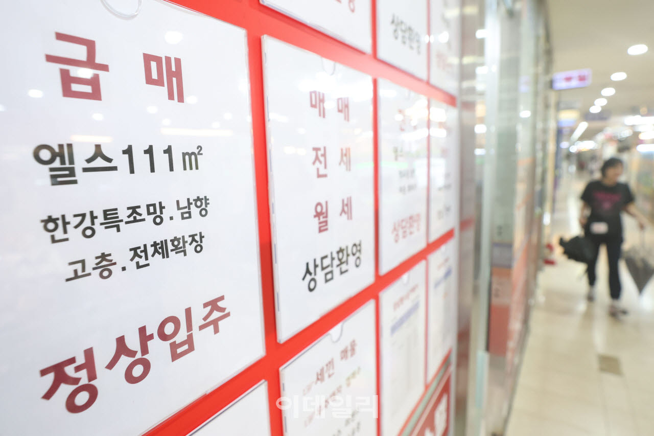 8·3 세제개편안 발표가 한 달이 가까워지면서 보유세와 양도소득세 부담을 우려한 급매물이 크게 증가하고 있는 가운데 1일 서울 송파구 한 부동산에 매물정보가 게시돼 있다.(사진=이데일리 이영훈 기자)
