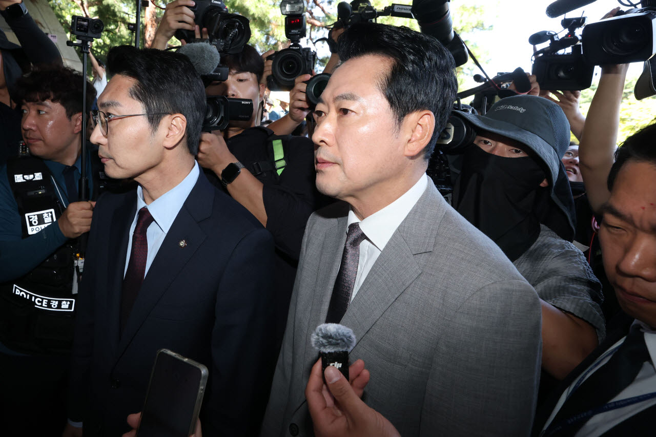 장동혁 국민의힘 대표가 8일 서울 송파구 올림픽공원 핸드볼 경기장에 진입하고 있다.