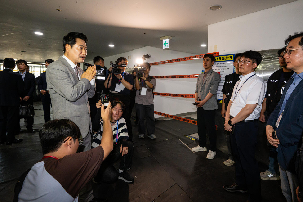 장동혁 국민의힘 대표가 8일 서울 송파구 올림픽공원 핸드볼 경기장에 진입해 선거 관련 용품들이 보관된 곳을 살펴보고 있다. /사진공동취재단