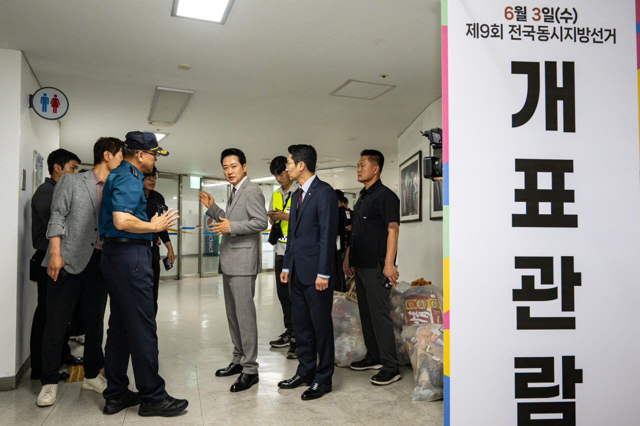 장동혁 국민의힘 대표가 8일 서울 송파구 올림픽공원 핸드볼 경기장에 진입해 선거 관련 용품들이 보관된 곳을 살펴보기 위해 이동하고 있다. /사진공동취재단
