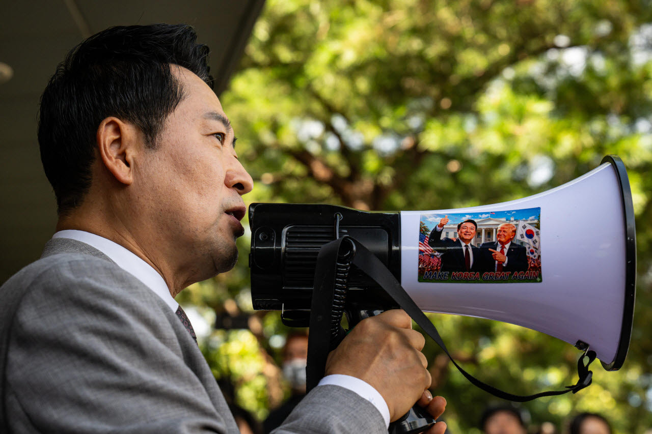 장동혁 국민의힘 대표가 8일 서울 송파구 올림픽공원 핸드볼 경기장에 진입해 선거 관련 용품들이 보관된 곳을 살펴본 뒤 시민들에게 내부 상황을 설명하고 있다. /사진공동취재단