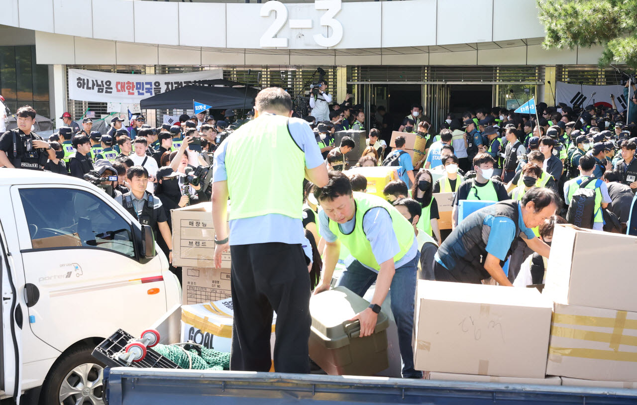 8일 서울 송파구 올림픽공원 핸드볼경기장에서 체육단체 직원들이 아시안게임과 전국체전 관련 용품들을 반출하고 있다.