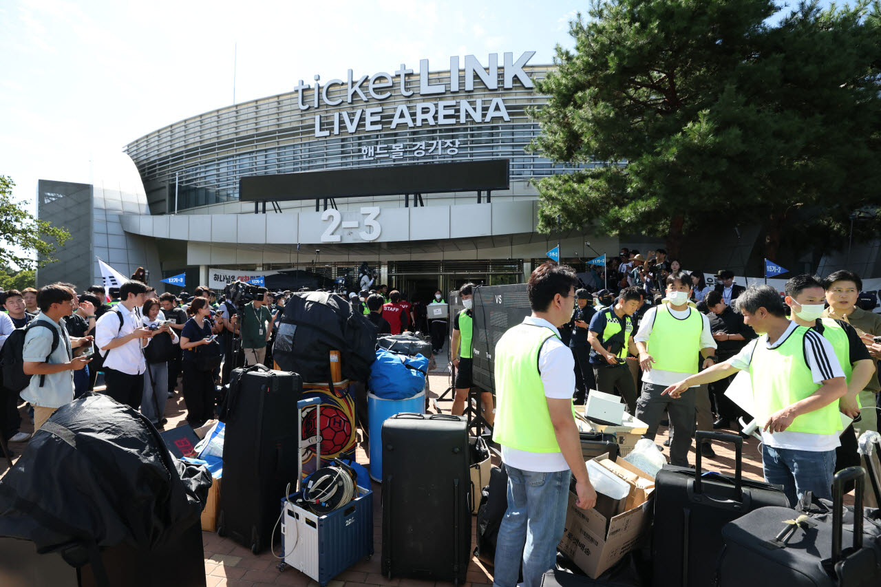 8일 서울 송파구 올림픽공원 핸드볼경기장에서 체육단체 직원들이 아시안게임과 전국체전 관련 용품들을 반출하고 있다.